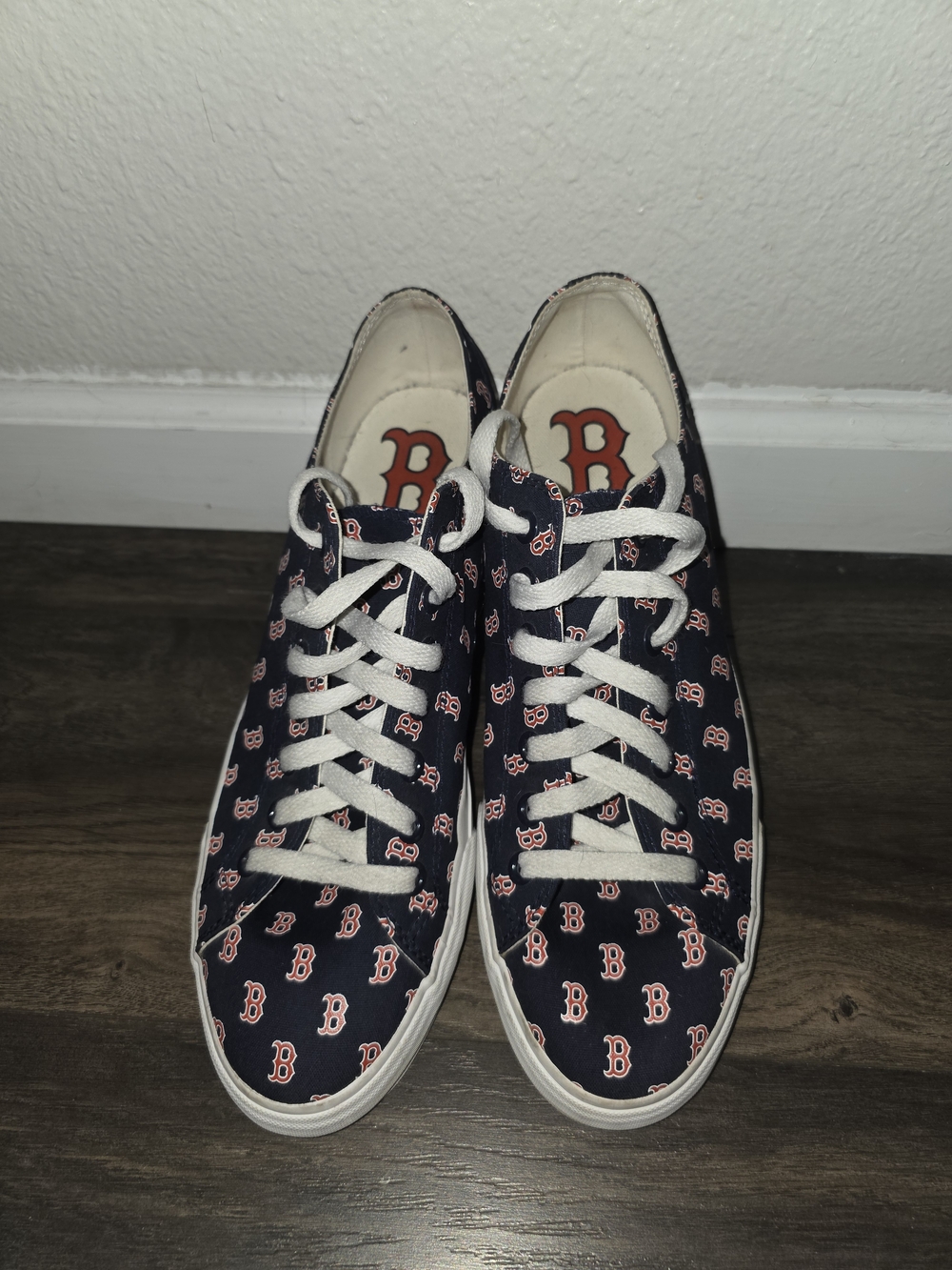 Boston Red Sox Row One Victory Sneakers Men's 11 Women's 12.5